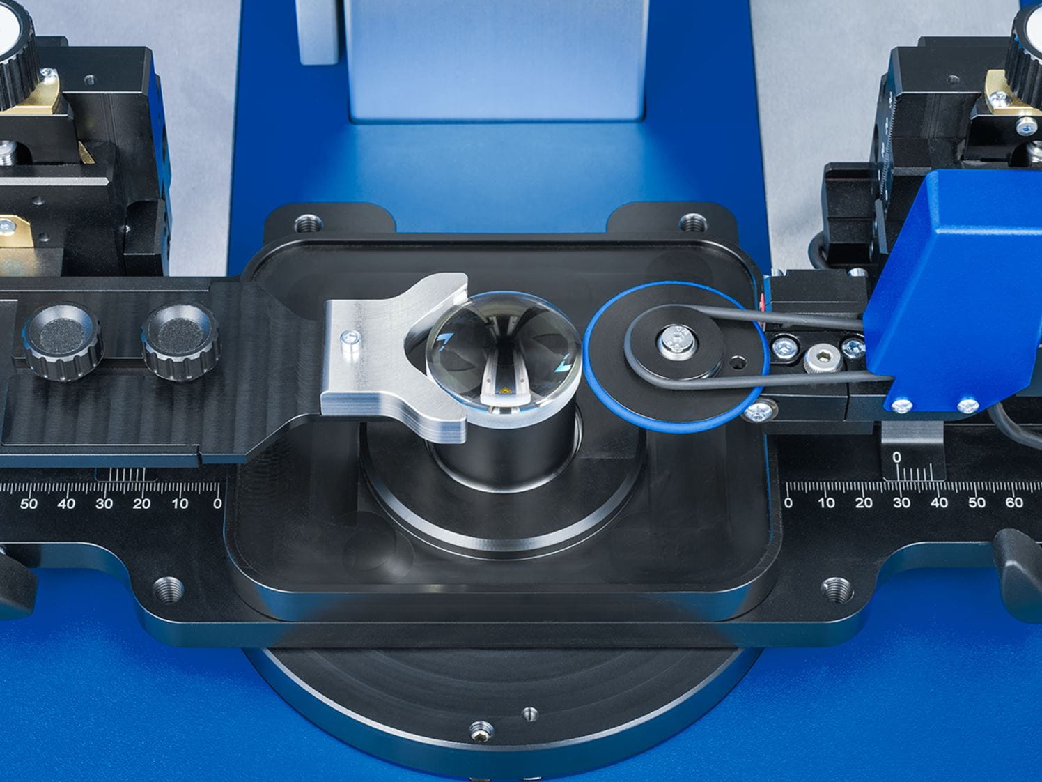 Lens rotation device